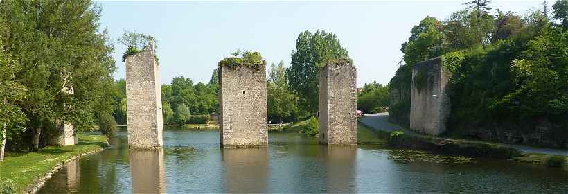 Les Piles du pont-levis du chteau de Lussac les Chteaux