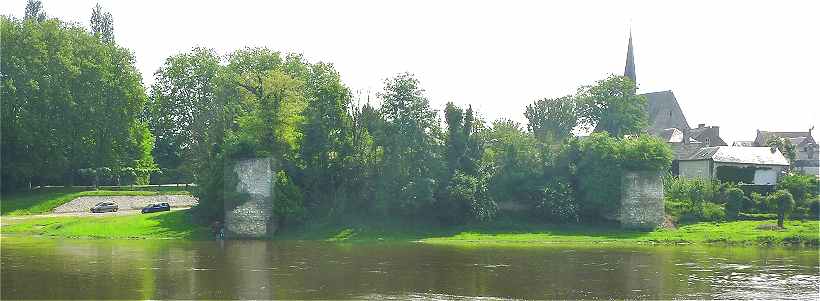 Ruines du chteau-fort de Nouatre le long de la Vienne