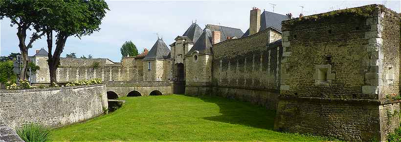 Porte Nord, remparts et douves de Richelieu