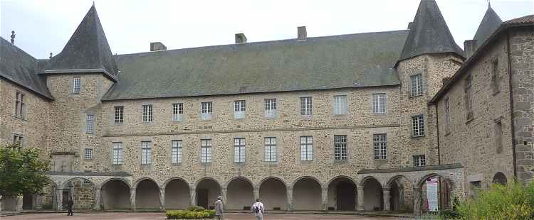 Cour intrieure du chteau de Rochechouart