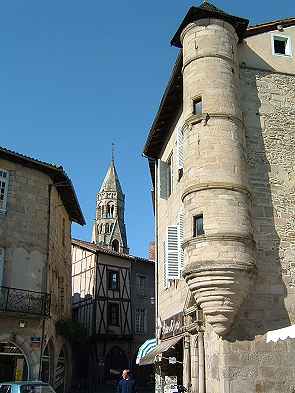 Saint Lonard de Noblat: Clocher de la Collgiale et maisons anciennes