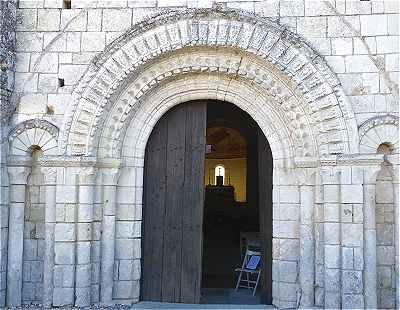 Portail de l'glise Saint Nicolas de Tavant