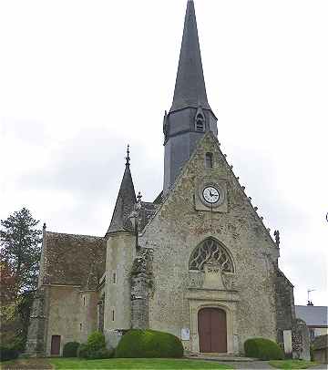Façade de l'église Saint Jean Baptiste de Baillou