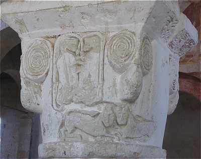 Chapiteau d'un pilier du choeur de l'glise Saint Genest de Lavardin