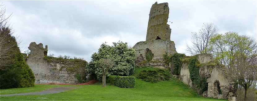 Ruines du chteau fodal de Mondoubleau dans le Vendmois