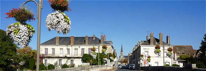 Vue du Pont sur le Loir, au fond la place et l'glise