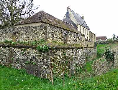 Douves et remparts du chteau des Radrets  Sarg