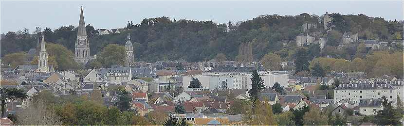 Panorama sur Vendme avec  gauche le clocher de la Madeleine, celui de la Trinit et la Tour Saint Martin et  droite les ruines du chteau mdival