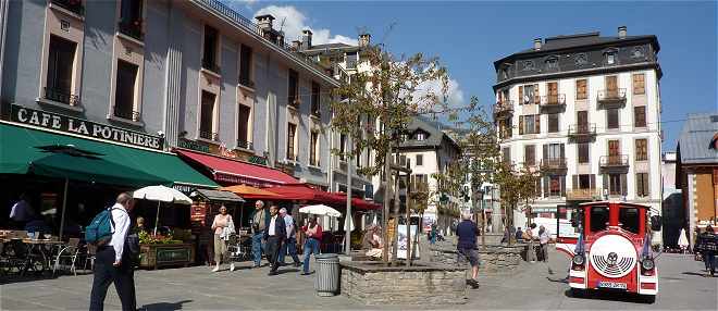 Vue du centre de Chamonix: la rue du Dr Paccard et la place Balmat