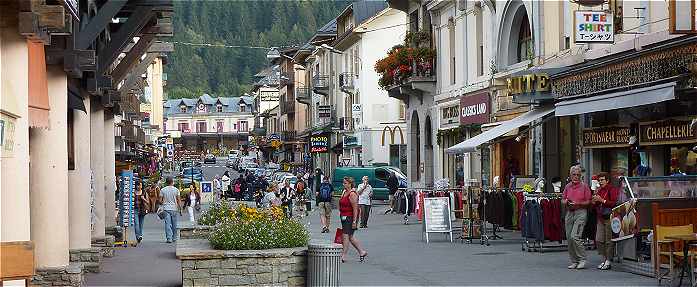 Vue du centre de Chamonix: l'Avenue Michel Croz, au fond la Gare