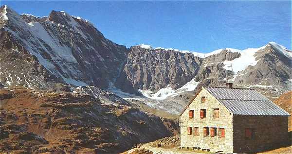 La Cabane de Chanrion avec le Grand Combin et le Tournelon Blanc