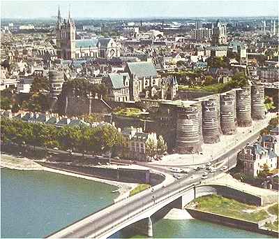 Panorama sur le château et le centre-ville d'Angers