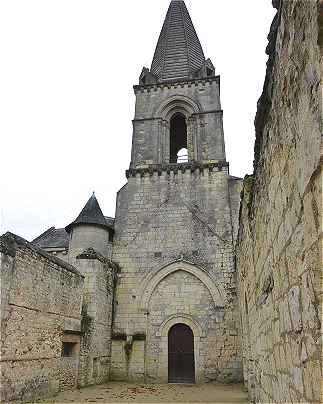 Murs de la nef et clocher de l'église Saint Eusèbe à Gennes