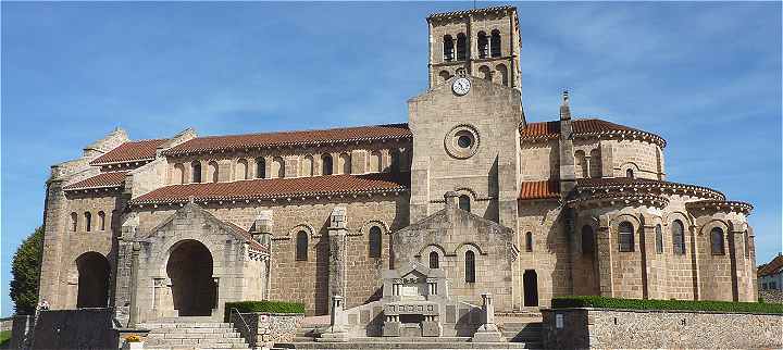 L'église Romane de Châtel-Montagne dans les Monts de la Madeleine (Allier)