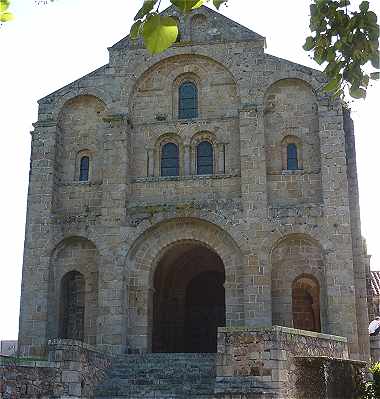 Façade de l'église Romane de Châtel-Montagne