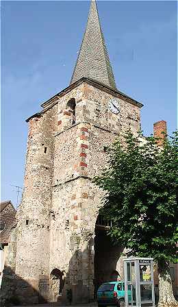 Le Clocher-porche de l'église Saint Sauveur à Hérisson