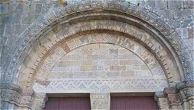 Portail de l'église Saint Gervais et Saint Protais du Montet