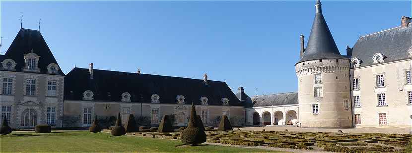 Bâtiments côté Ouest du château d'Azay le Ferron