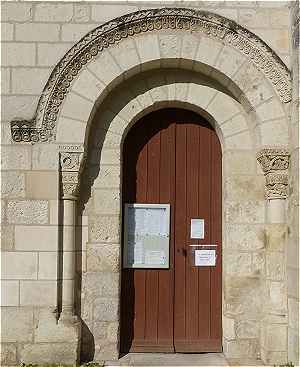 Portail Roman de l'église Saint Nazaire d'Azay le Ferron