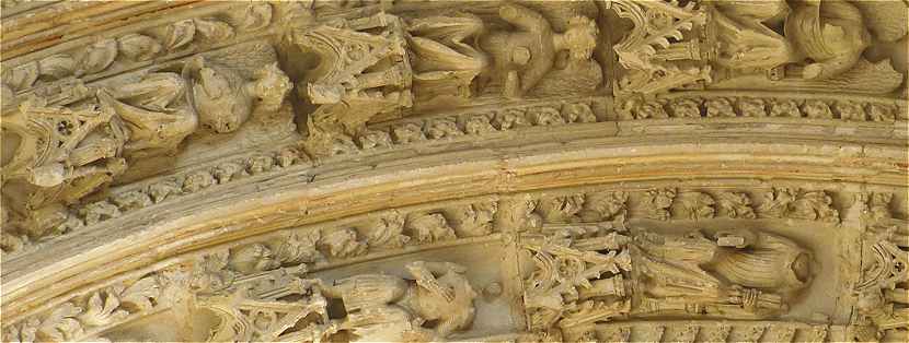 Statuettes sur les voussure du portail de l'église Sainte Marie-Madeleine de Mézières