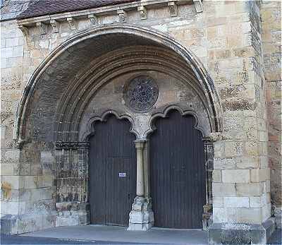 Portail polylobé de l'église paroissiale de Saint Amand Montrond