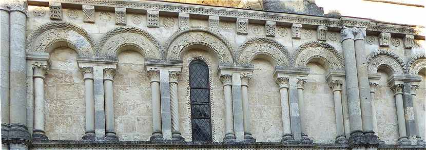 Sculptures à l'étage de la façade de l'église Saint Jacques d'Aubeterre sur Dronne