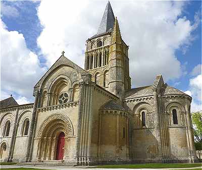 L'église Romane Saint Pierre d'Aulnay en Saintonge