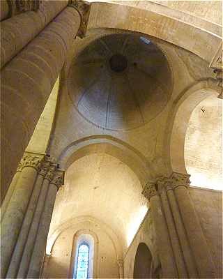 Transept: croisée et coupole, bras de l'église Saint Pierre d'Aulnay