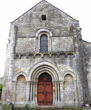 Façade de l'église Notre-Dame de Courcôme