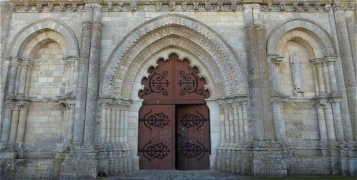 Partie inférieure de la façade de l'église Saint Martin d'Esnandes