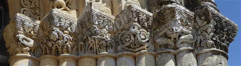 Chapiteaux du portail de l'église de Fenioux