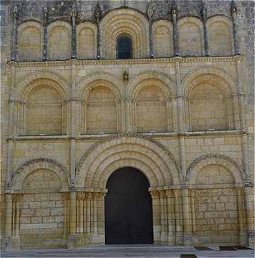 Façade de l'église Saint Gervais et Saint Protais de Jonzac