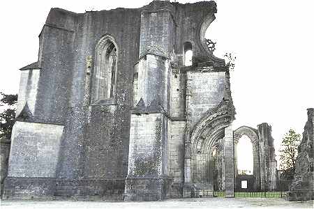 Restes de la faade de l'abbaye de La Couronne