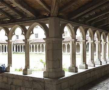 Cloitre du couvent des Carmes à La Rochefoucauld