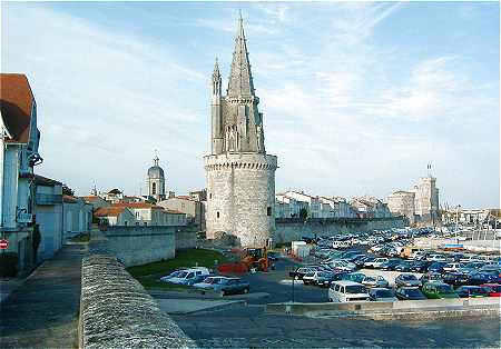 Les remparts du Vieux-Port de La Rochelle avec la Tour de la Lanterne