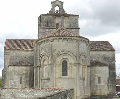 Chevet avec absidioles et transept de l'église Saint Pierre de Marestay à Matha en Saintonge