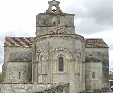 Chevet avec absidioles et transept de l'glise Saint Pierre de Marestay  Matha en Saintonge