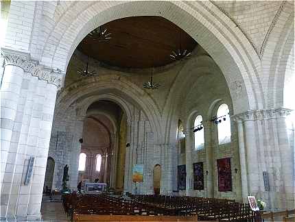 Intérieur de la nef de l'Abbaye aux Dames de Saintes