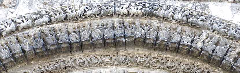 Sculptures des Vieillards de l'Apocalypse sur une voussure du portail de la façade de l'Abbaye aux Dames de Saintes