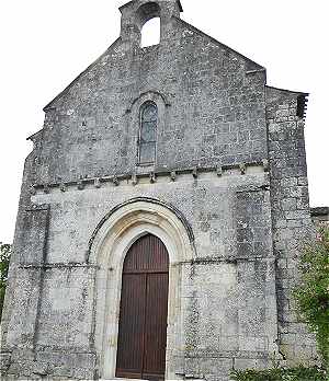 Façade de l'église Saint Pierre de Thaims