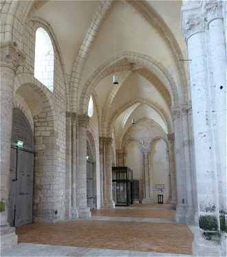 Vue du bas-côté Nord de l'église de la Madeleine à Châteaudun