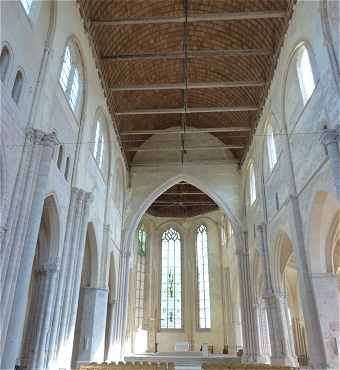 Vue de l'intérieur de la nef de l'église de la Madeleine à Châteaudun