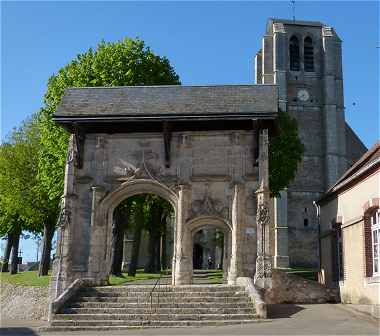 Portail de l'ancien cimetière de l'église Saint Jean de la Chaîne à Châteaudun