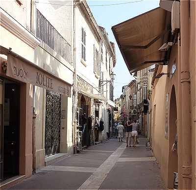 Saint Tropez: rue de la ville ancienne