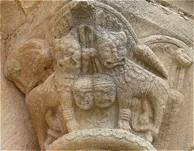 Chapiteau sculpté du portail de l'église d'Aberin