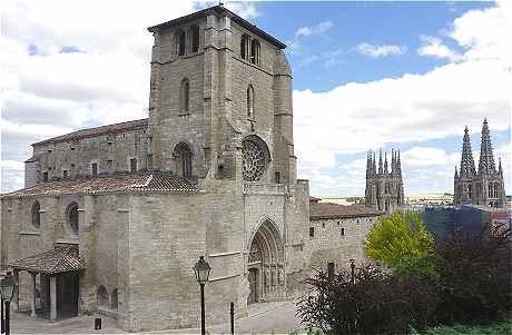 L'église San Esteban à Burgos, à l'arrière-plan la cathédrale
