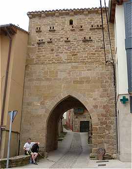 Porte médiévale à Cirauqui