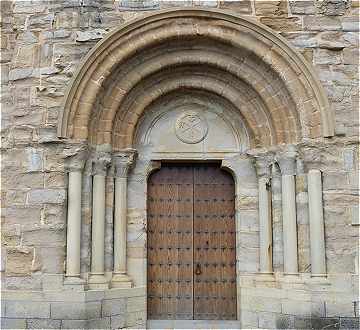 Portail de l'église Sanjuanista de Cizur Menor