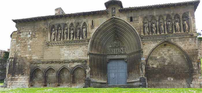 Façade Nord de l'église de Santo Sepulcro à Estella avec le portail Gothique