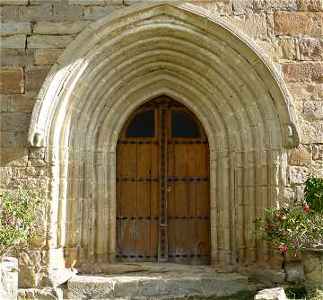 Portail de l'église San Pedro de Iriso dans dans la vallée de l'Izagaondoa